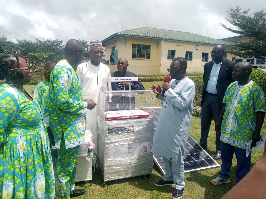 La Fondation NAL fait don d'une couveuse néonatale solaire à l'hôpital Régional de Nkongsamba.